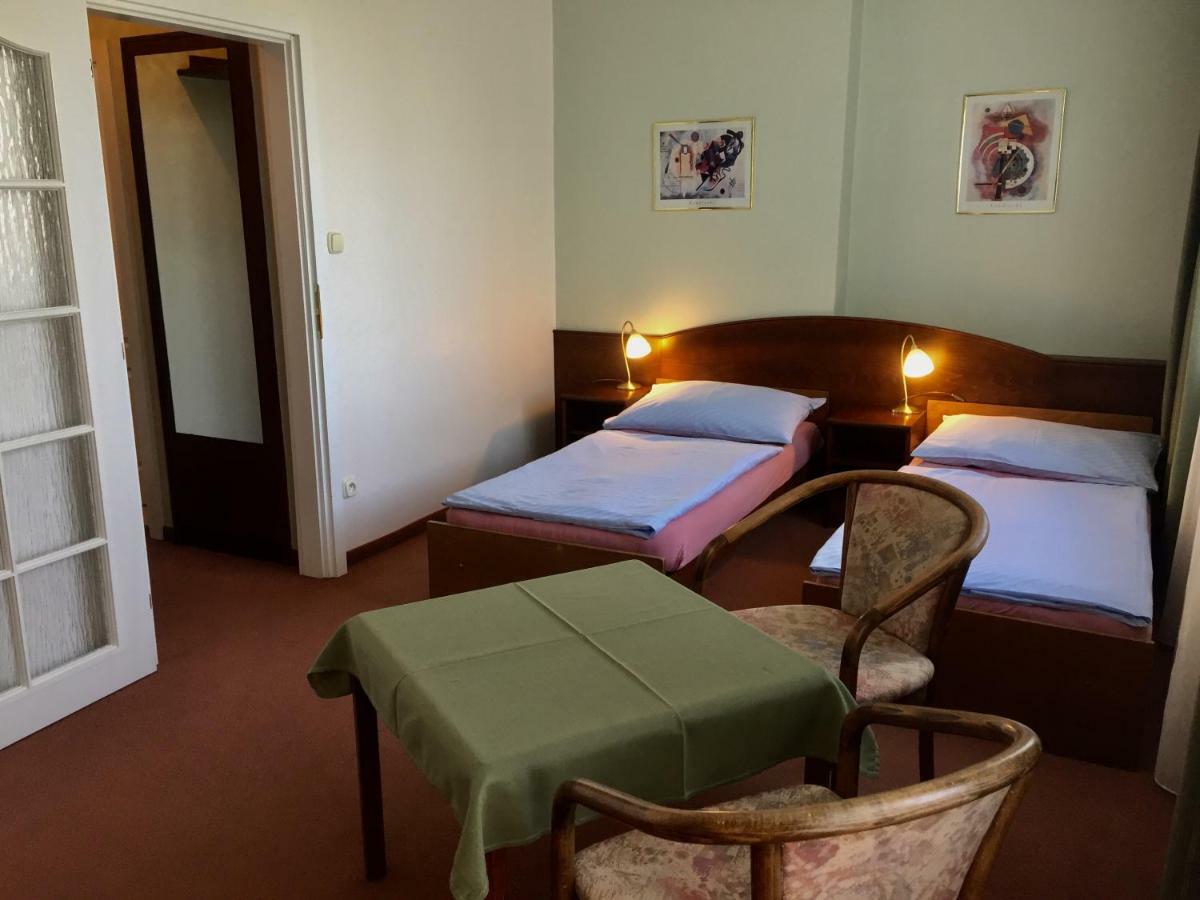 Hotel-Pension Kamyk プラハ エクステリア 写真